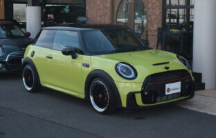 F56 MINI JCW ゼスティイエローに車高調/ホイール/カラーシートベルトなど取り付けさせていただきました